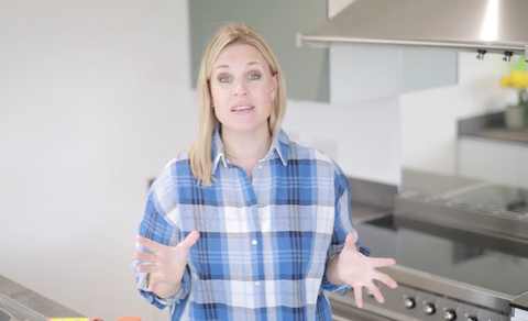 Georgina Bisby talking to camera about the results of her baking soda oven test